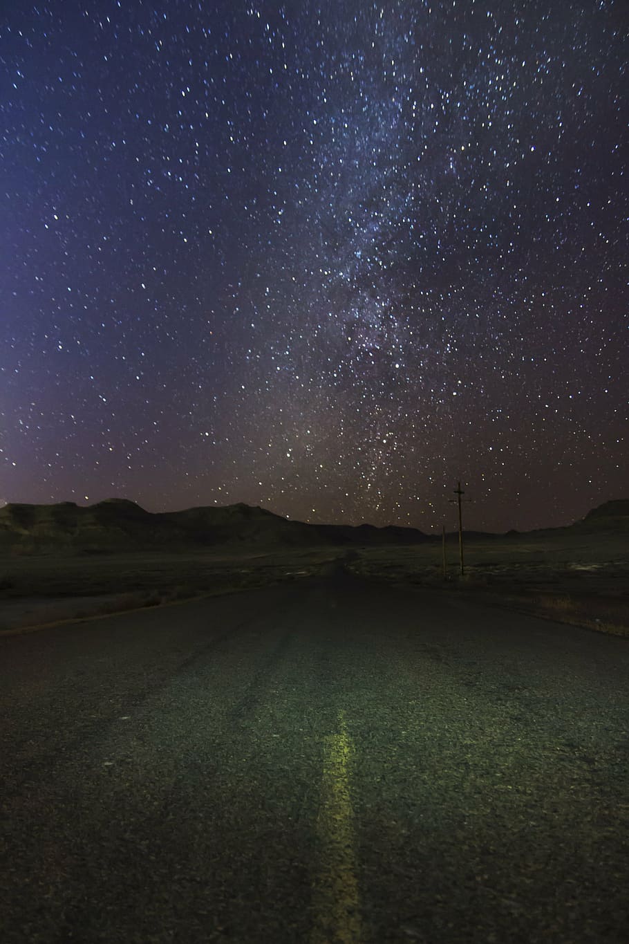estrecho camino gris, foto, estrellas, asfalto, camino, noche, galaxia, cielo, oscuro, tarde