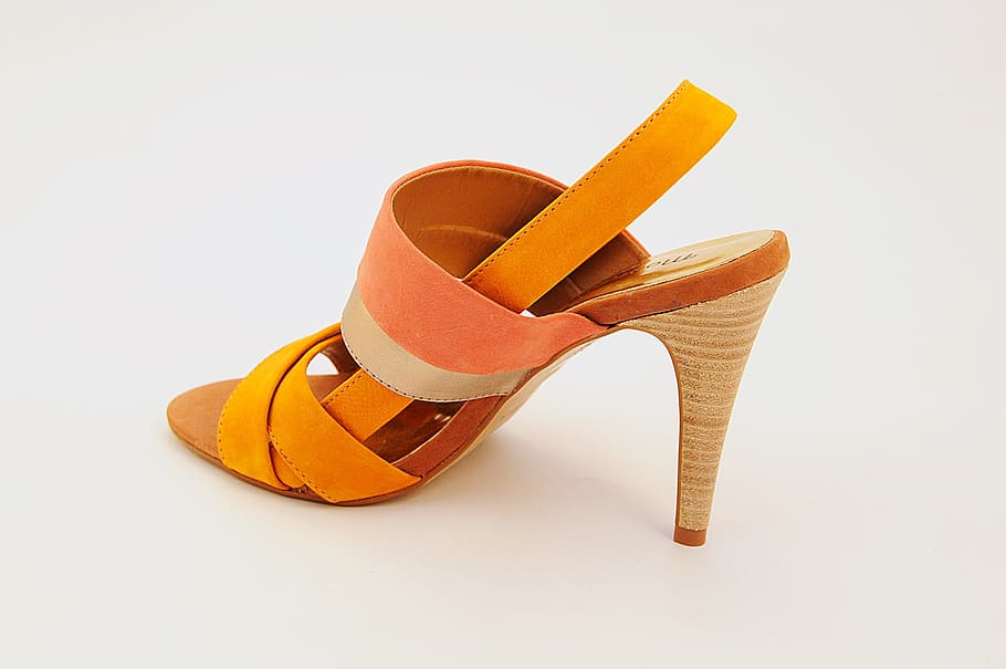 Zapato, esquina, amarillo, de, zapatos de mujer, tacones altos, moda, color naranja, fondo blanco, tiro de estudio