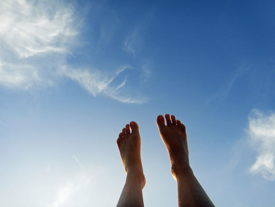 pés, céu, nuvens, azul, verão, parte do corpo humano, parte do corpo, com os pés descalços, seção baixa, perna humana