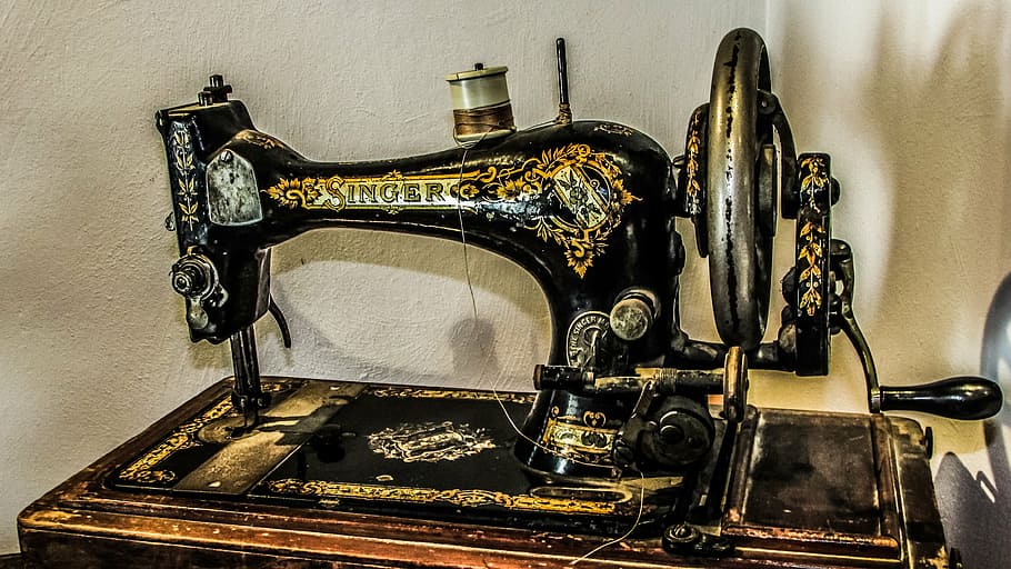 negro, marrón, floral, máquina de coser cantante, máquina de coser, antiguo, retro, vintage, manual, en interiores