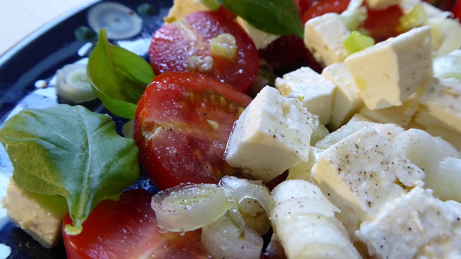 foto close-up, irisan, tomat, daun sayur, salad, keju, bawang, keju feta, frisch, starter