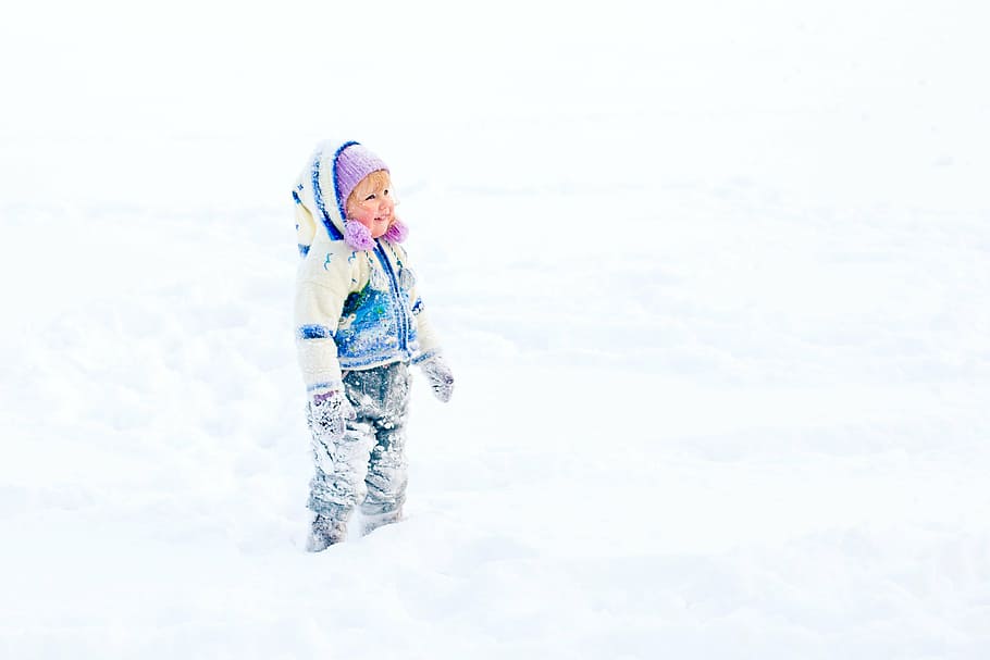 幼児の女の子, 立っている, 雪, 覆われた, 地面, 赤ちゃん, 冬, 霜, 物語, 白