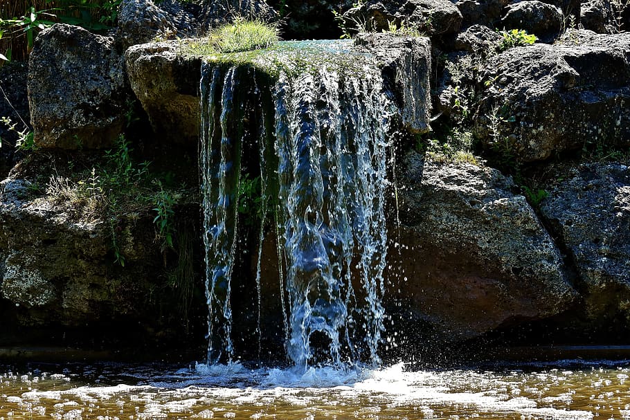 cascadas durante el día, agua, flujo, mojado, fuente, fuente de agua, muro de piedra, claro, naturaleza, bach