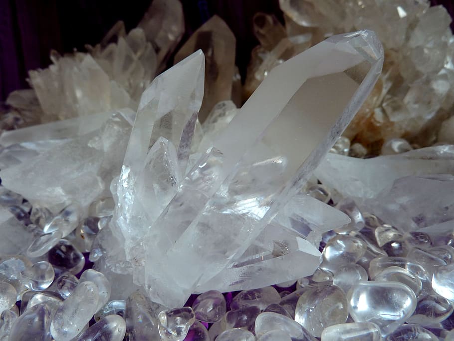 cristal de cuarzo claro, piedras blancas, cristal de roca, claro a blanco, gema, trozos de piedras preciosas, vidrioso, transparente, translúcido, brillante