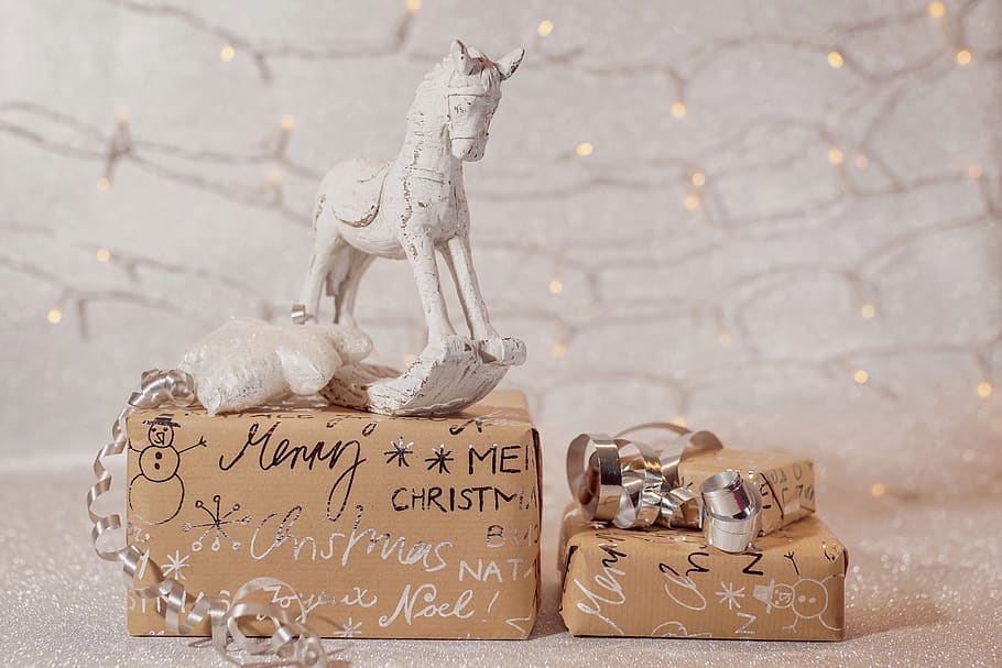 natal, hadiah, dikemas, kejutan, desember, kedatangan, dekorasi, mainan, kuda goyang, lampu
