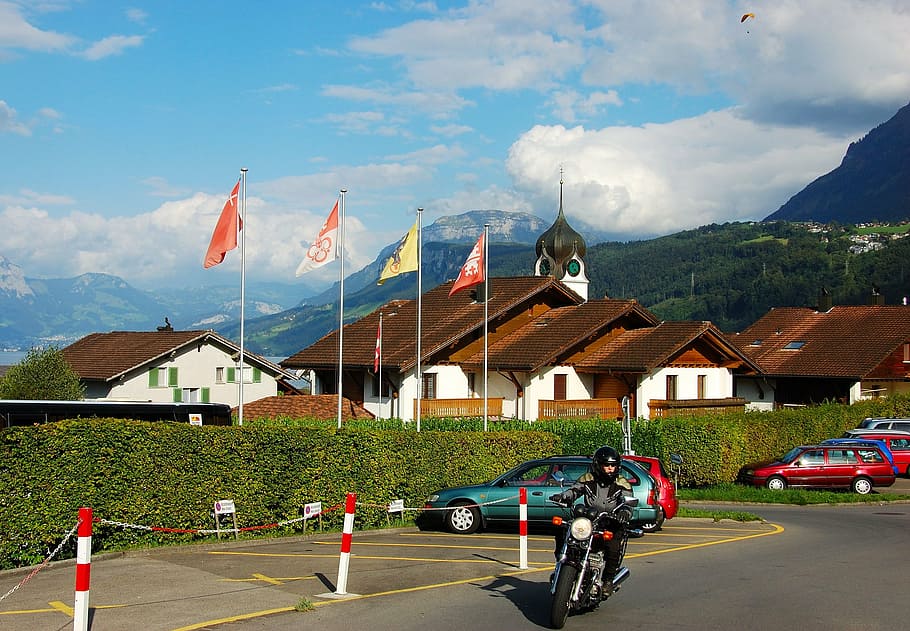 Región del lago de Lucerna, Suiza, motocicleta, ciudad, iglesia, Transporte, arquitectura, exterior del edificio, estructura construida, nube - cielo