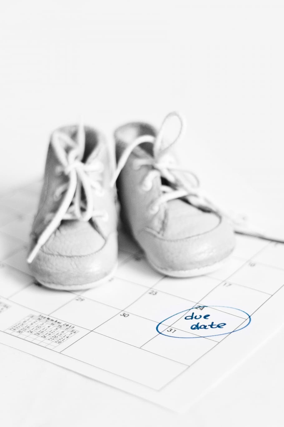Gris, zapatos con cordones de cuero, blanco, planificador, debido, fecha, calendario, embarazada, embarazo, esperando