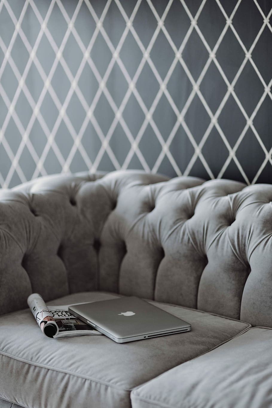 gris, sofá, computadora portátil, revista, elegante, iPhone, muebles, estilo, sofisticado, cómodo