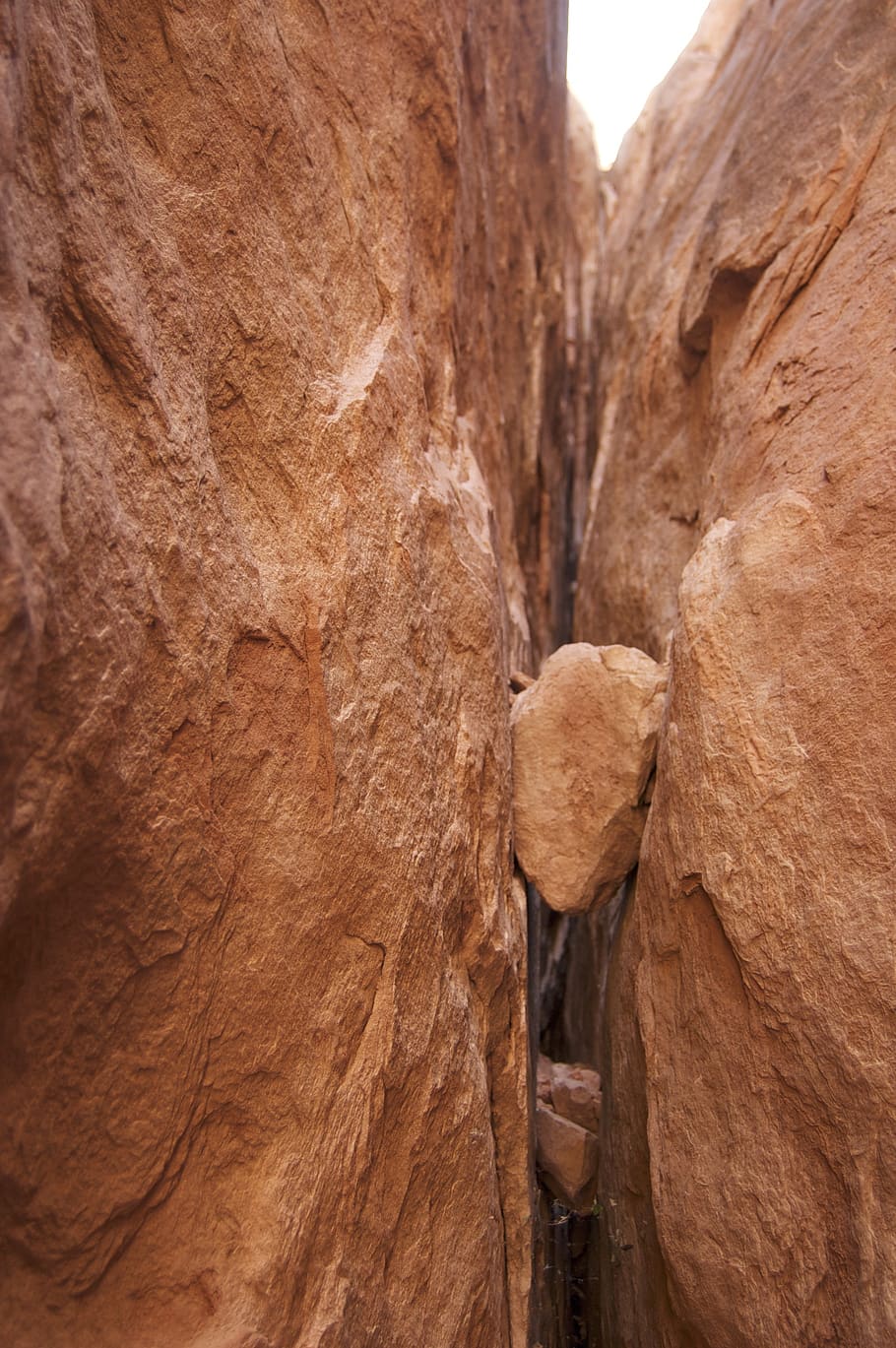 rock, boulder, crevasse, nature, stone, rock and a hard place, jammed, stuck, tight, desert