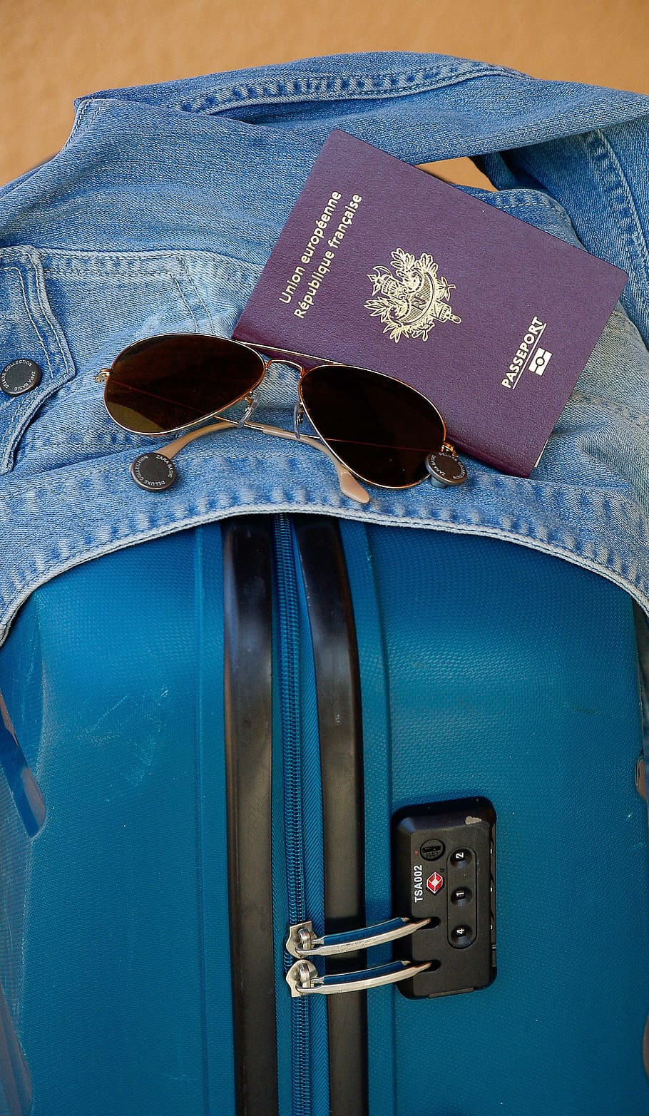 비행가 선글라스, 옆에, 여권 책, 데님 재킷, 여행 가방, 출발, 여행, 여권, 선글라스, 푸른