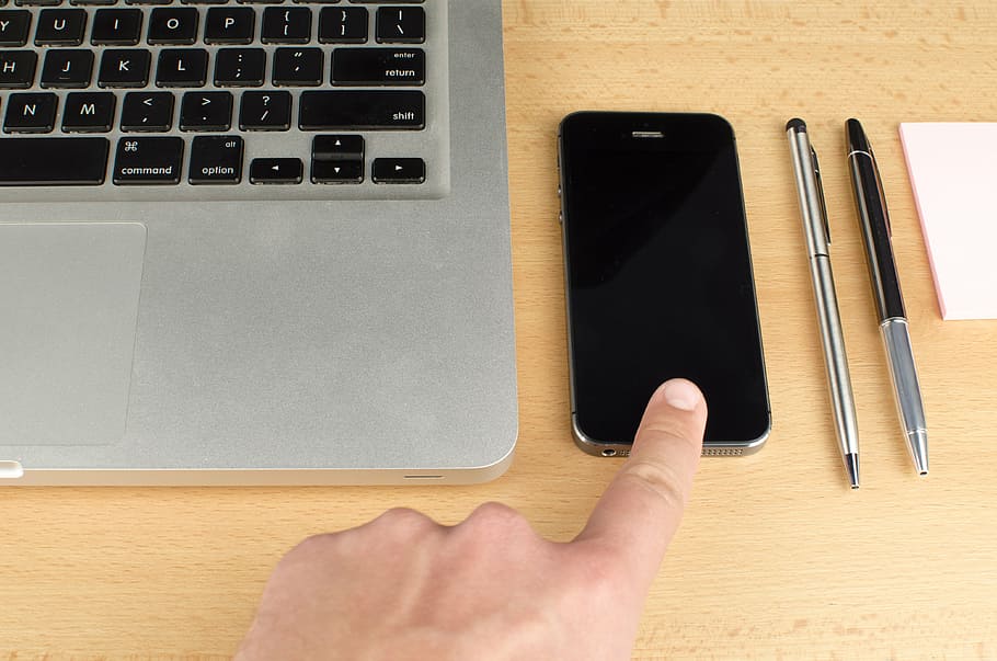 pessoa dedo indicador, apontando, preto, iphone 5, laptop, maçã, teclado, tecnologia, macbook, aplicação