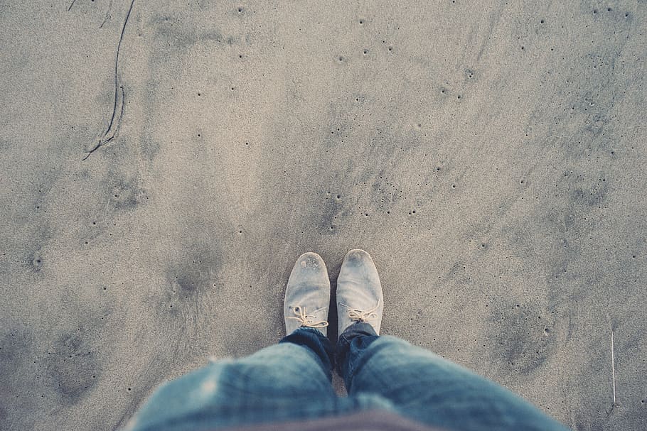 arena, zapatos, pantalones, jeans, piernas, sección baja, zapato, pierna humana, perspectiva personal, una persona