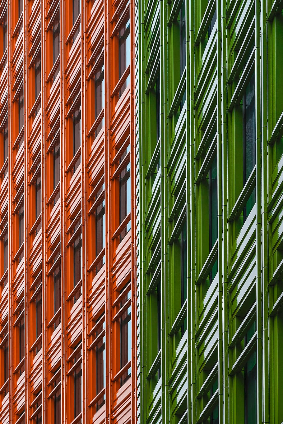 緑, オレンジ, 金属の建物のファサード, 建築, 建物, インフラストラクチャ, ファサード, パターン, 構築された構造, 建物の外観