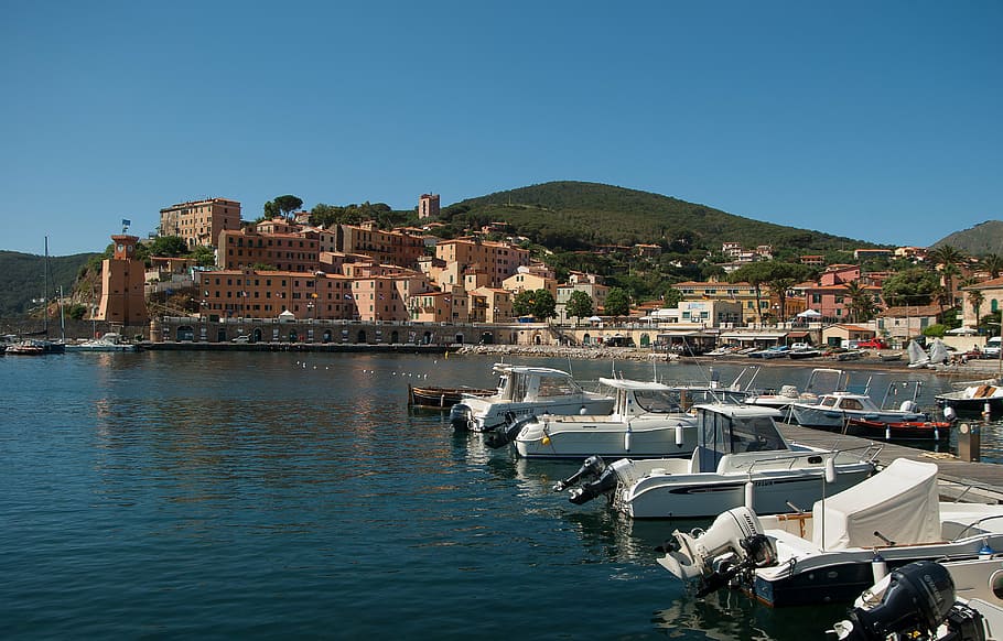 Italia, isla de Elba, Rio Marina, puerto, arquitectura, agua, exterior del edificio, estructura construida, cielo despejado, destinos de viaje