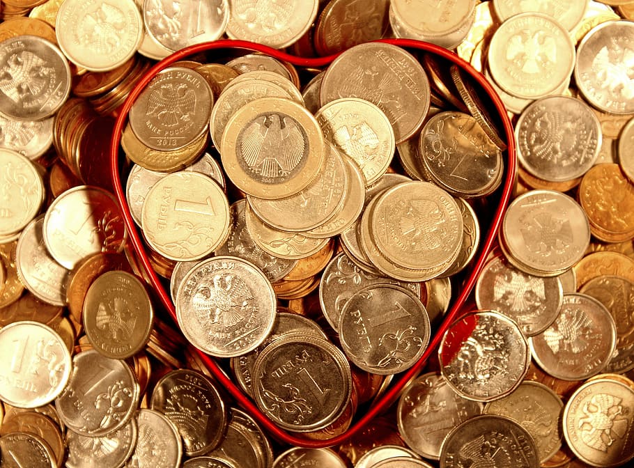 丸い銀色のコインのロット, お金, コイン, ハート, ルーブル, ユーロ, 一握り, 経済, 繁栄, 豊かさ
