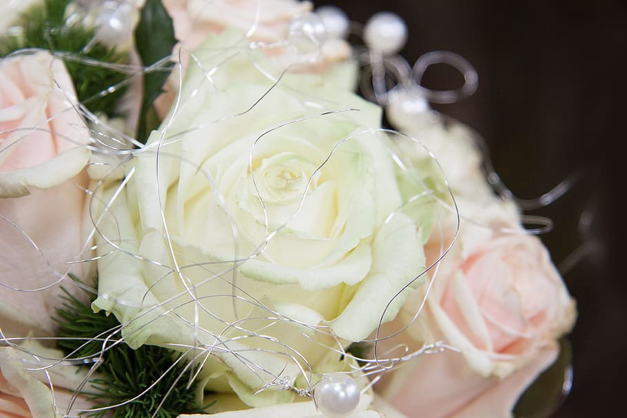 foto de primer plano, blanco, rosa, falso, arreglo, ramo, rosas, ramo de novia, boda, suerte
