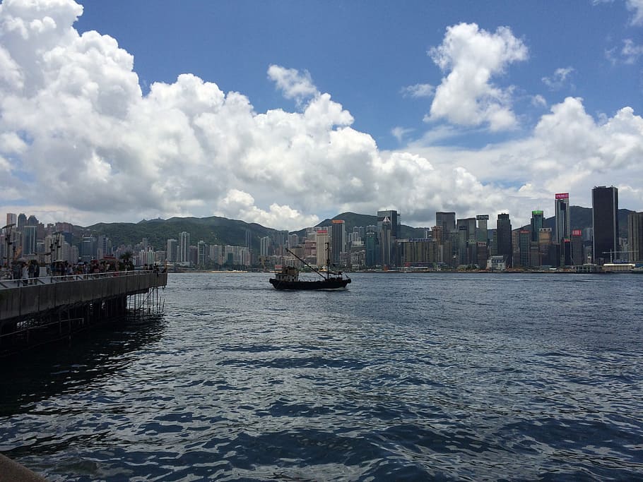 pelabuhan hong kong victoria, perahu layar, pemandangan laut, air, arsitektur, eksterior bangunan, struktur bangunan, tepi laut, langit, kota