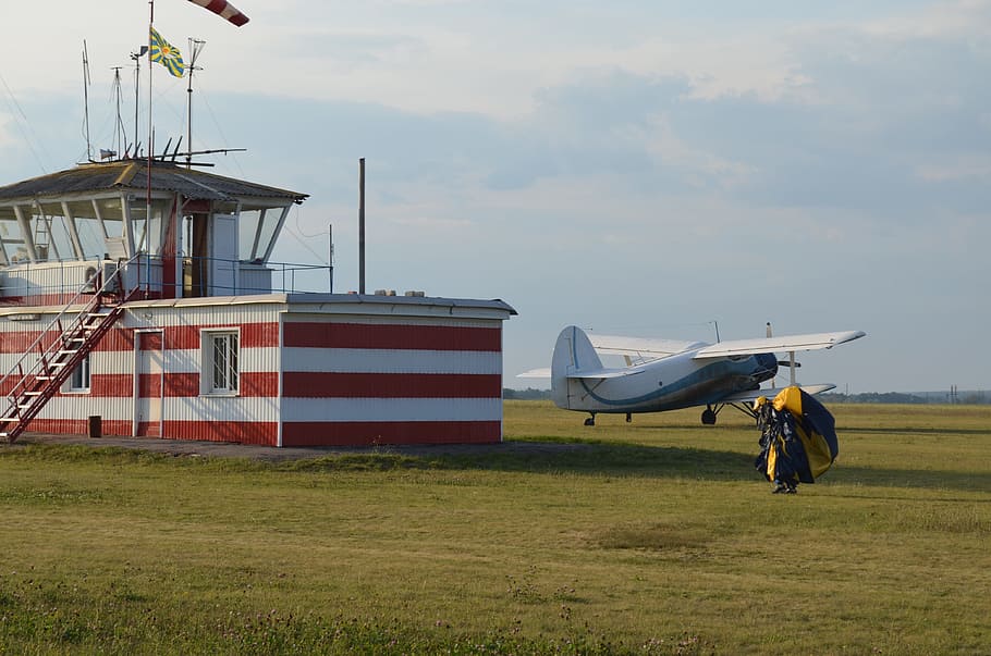 dispatch, airfield, plane, skydiver, preparation, sky, transportation, mode of transportation, field, grass