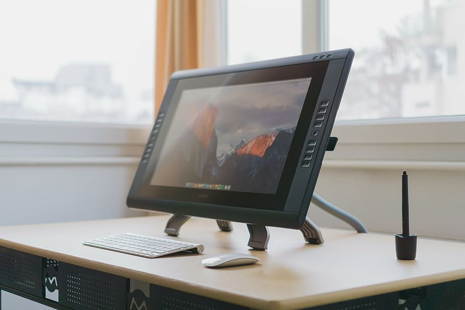 monitor de manzana encendido, negro, plano, pantalla, monitor, superior, marrón, mesa, computadora, teclado