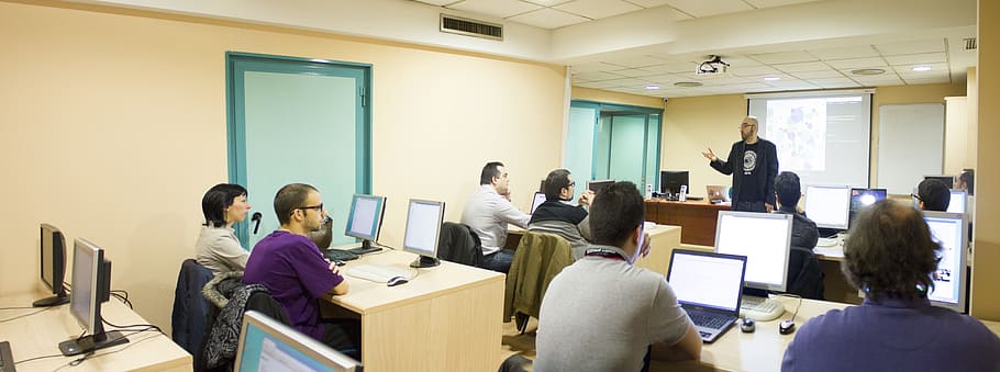 남자, 입고, 회색, 폴로 셔츠, 앞, 검은, 휴대용 퍼스널 컴퓨터, 수업, 교실, 교수