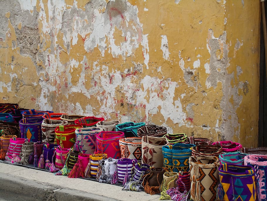 Foto de primer plano, lote de bolsas de colores surtidos, Cartagena, Colombia, Caribe, Wayuu, multicolores, mercado, para la venta, gran grupo de objetos