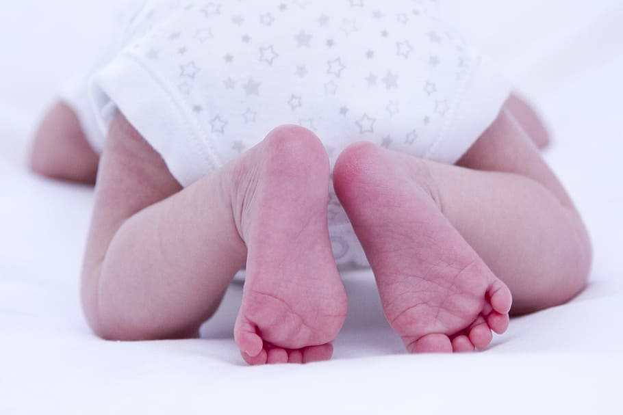 ベッドの上の赤ちゃん, 赤ちゃん, 足, かわいい, 小さな, 少し, 男の子, 女の子, 幸せ, 両親