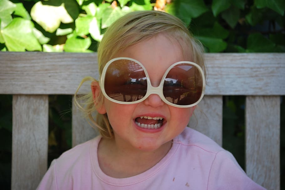 niña pequeña, vistiendo, de gran tamaño, gafas de sol, sentado, banco, niño, lindo, cara, personas