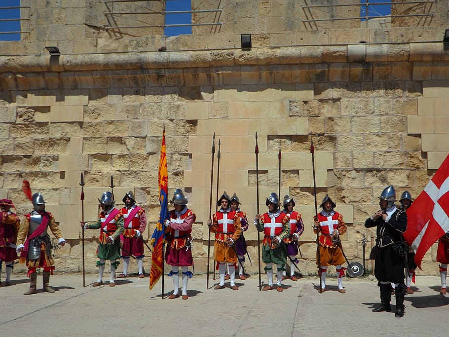 grupo, medieval, cosplayers de cavaleiro, em pé, frente, parede de tijolo, cavaleiro, defesa, historicamente, agindo