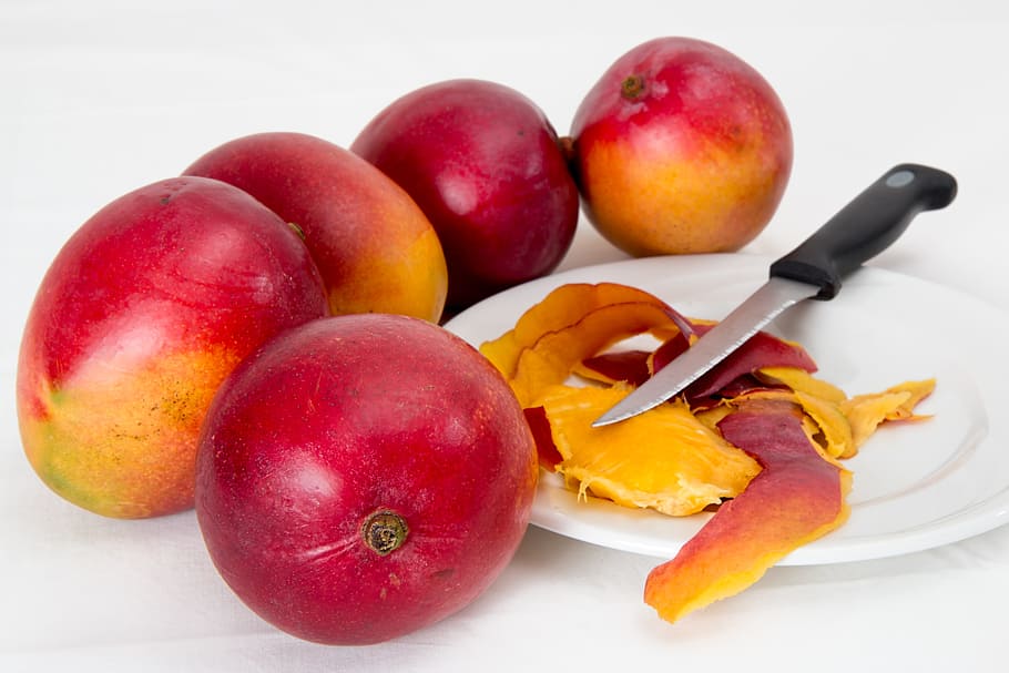 cinco, rojo, mangos, al lado, blanco, plato, pelado, mango, cuchillo, fruta tropical