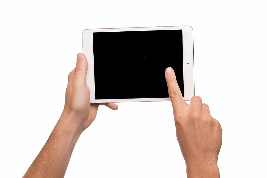 человек, держа, белый, iPad, планшет, читать, экран, Провести пальцем, касаться, обозначить