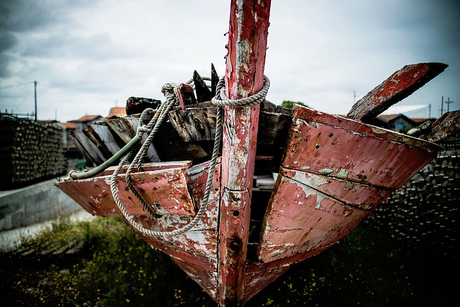 closed-up photo, broken, brown, wooden, boat, soil, things, wreckage, damaged, rope