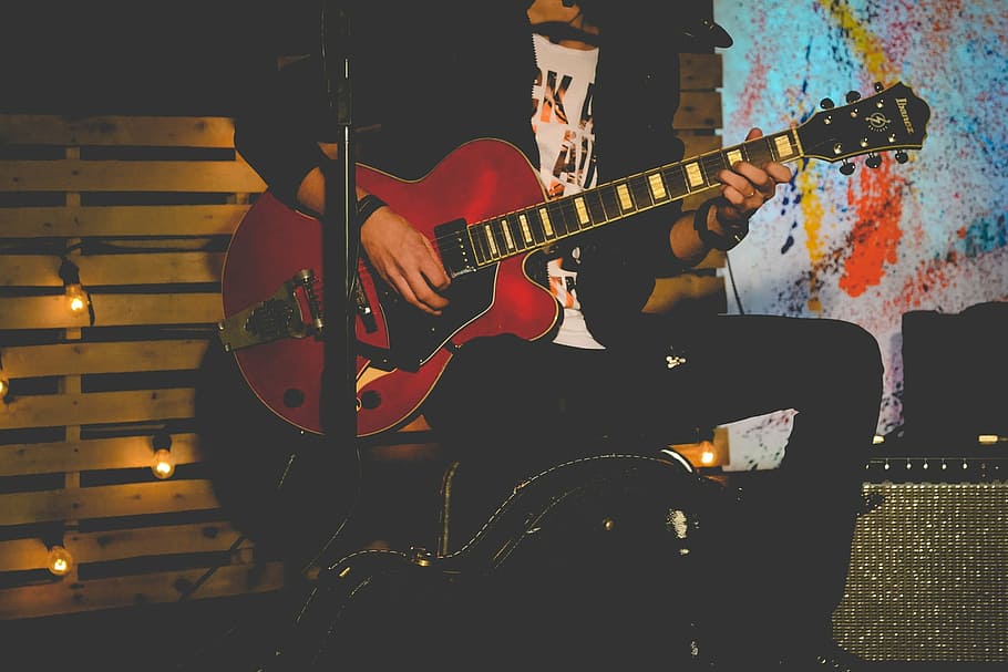 hombre tocando la guitarra, guitarra, música, sonido, espectáculo, banda, instrumento, luz, escenario, negro