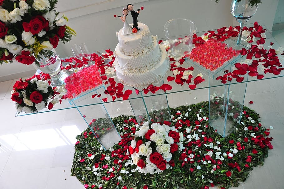 Pastel de bodas de 3 capas, rectangular, transparente, mesa de vidrio, mesa  decorada, decoración de bodas, flores, pétalos, postre, Flor | Pxfuel