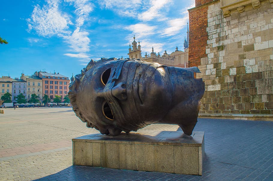 Cabeza estatua inclinada, Cracovia, Polonia, Europa, escultura, cabeza, bronce, turismo, arquitectura, ciudad