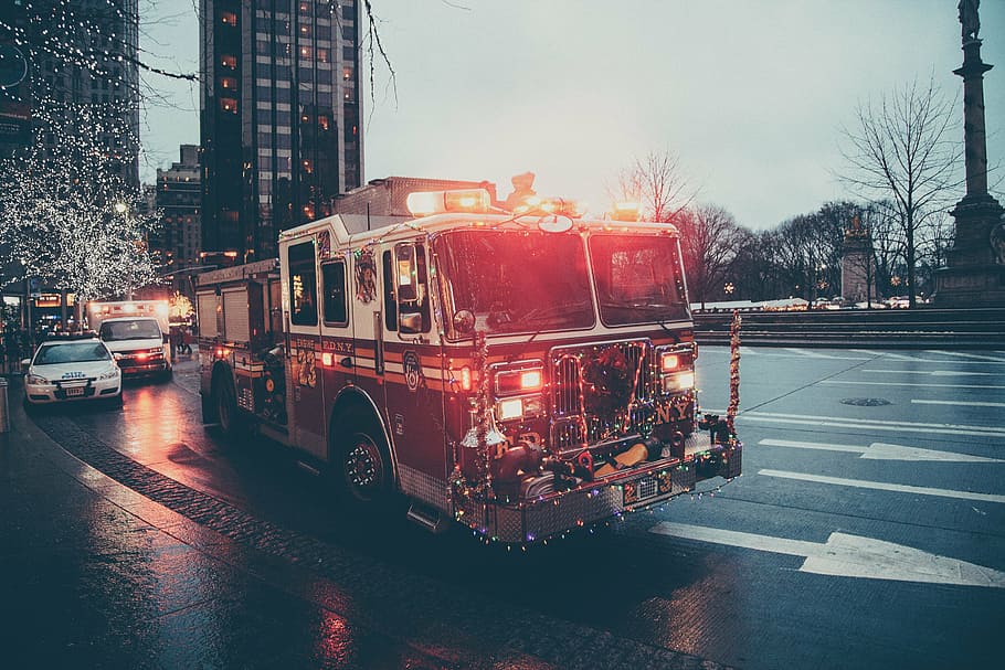 camión de bomberos, concreto, calzada, seguido, ambulancia, noche, hora, emergencia, sirenas, luces