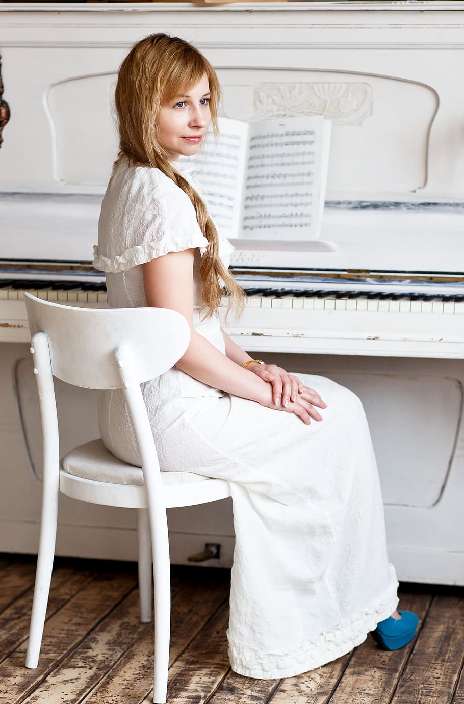 woman facing sideways, piano, pianist, white, girl, white dress, studio for photo shoots, photoset, music, keys