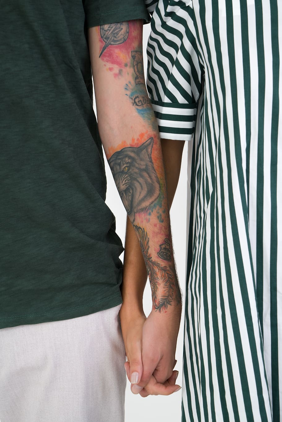 Casal, de mãos dadas, tatuagens, jovem casal, sem rosto, amor, namorado, namorada, homem, mulher