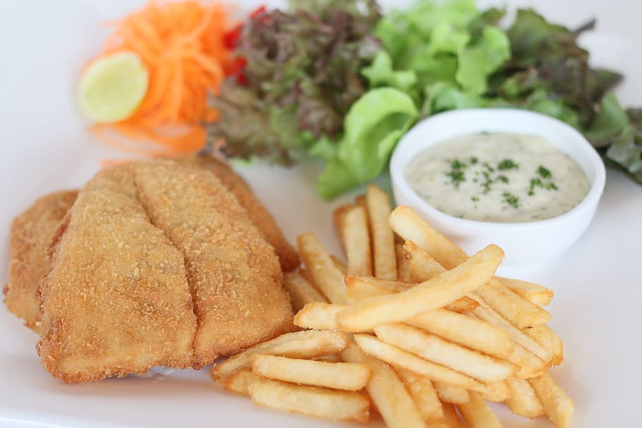 peixe, e, lasca, com, salada, comida e bebida, pronto para comer, fast food, alimentação não saudável, batatas fritas