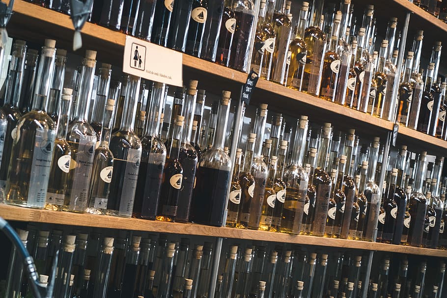 tienda de licores caseros, hecho en casa, tienda, alcohol, bebida, en una fila, estante, sala de almacenamiento, botella de vino, vino