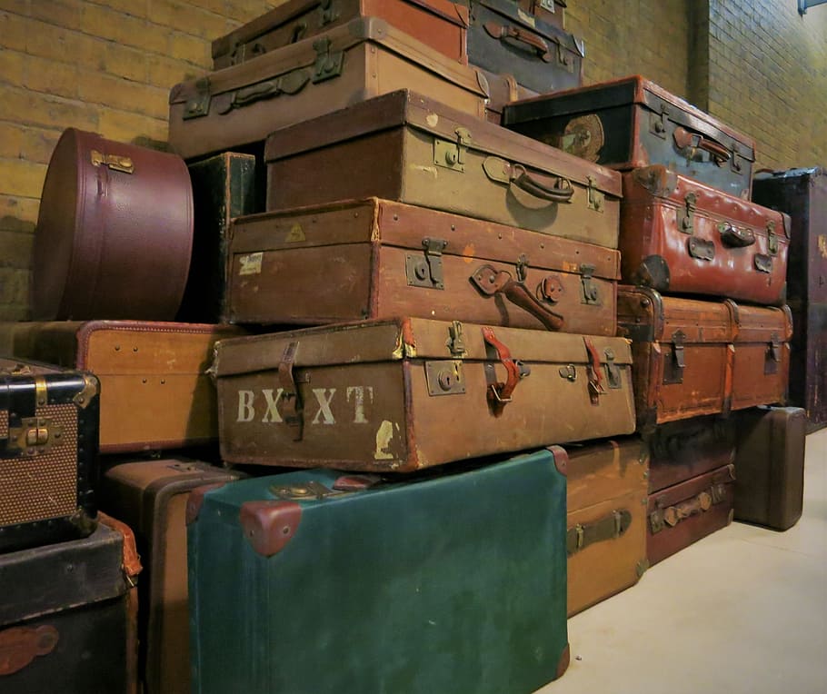 koper berbagai macam warna, koper tua, harry potter, stasiun kereta api, tumpukan, wadah, kotak, di dalam ruangan, tidak ada orang, bahan kayu