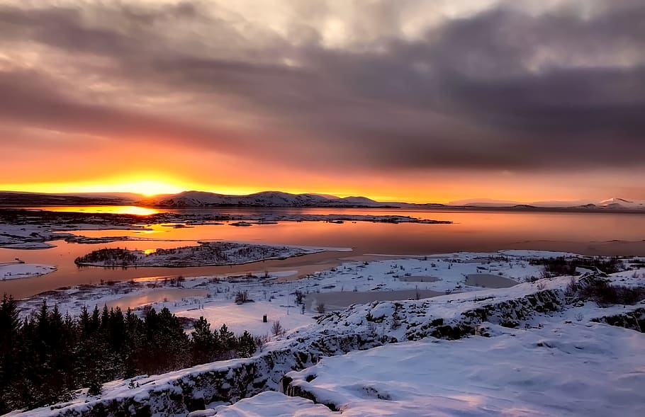 foto de silueta, campo de nieve, cara, cuerpo, agua, paisaje, puesta de sol, cielo, nubes, invierno