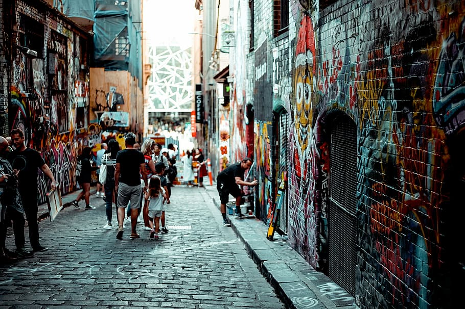 pessoas, em pé, pintado, concreto, paredes, rua, beco, grafite, tijolos, estrada