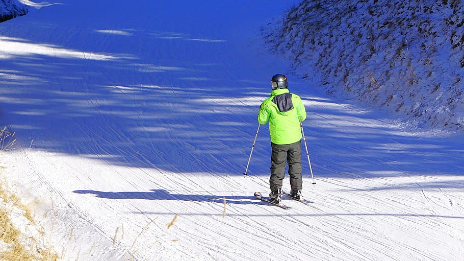 esquí, esquiador, deportes de invierno, nieve, pistas, invierno, temperatura fría, personas reales, una persona, estilos de vida