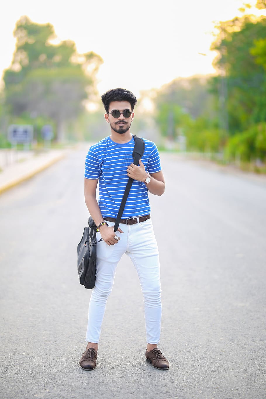 paquistanês menino, modelo, retrato, posando, ao ar livre, pessoa, comprimento total, uma pessoa, óculos de sol, pessoas reais