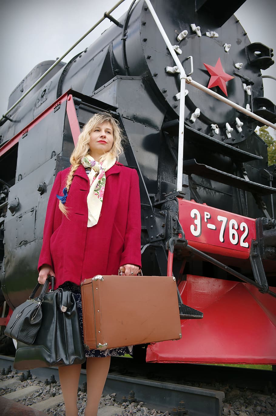 mulher, em pé, ao lado de, trem, carros, estação, a URSS, trem elétrico, ferrovia, composição