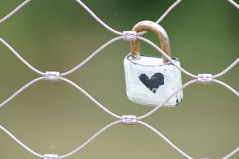 love, castle, fence, liebesbeweis railing, close-up, hanging, focus on foreground, metal, protection, rope