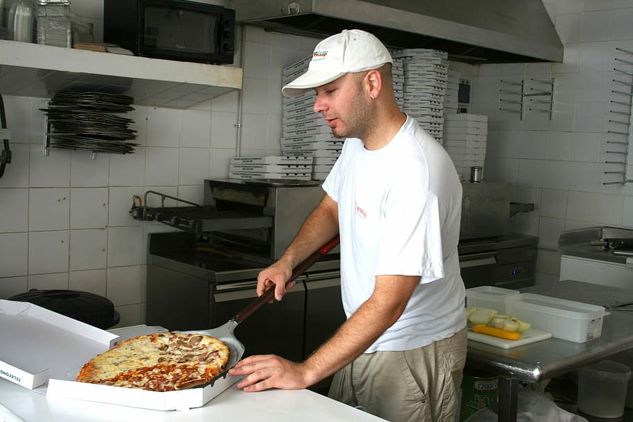 homem, colocando, caixa, Pizza, Pizzaria, Fast food, trazer comida, pizzero, entrega, comida italiana
