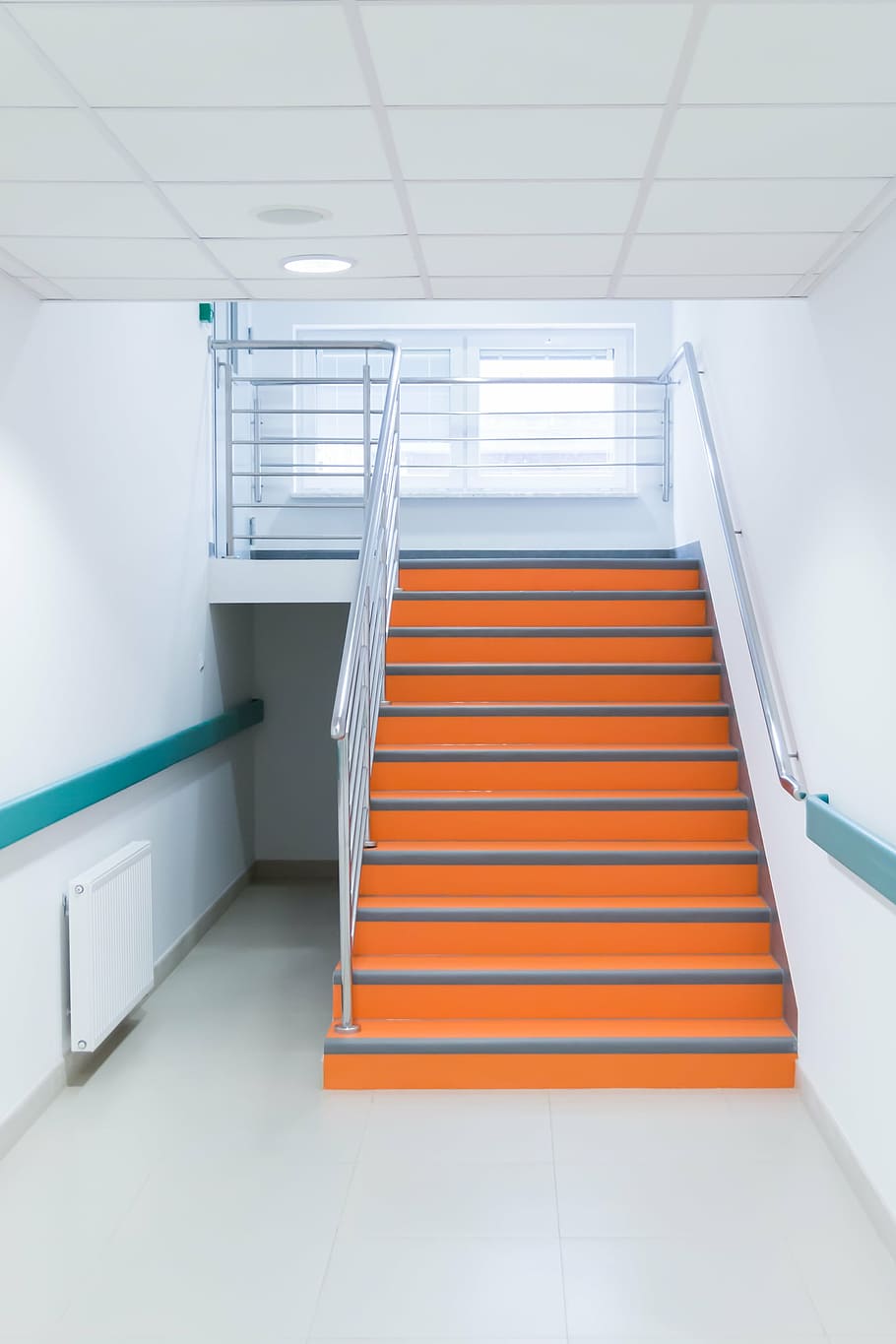 laranja, cinza, escada, escadas, corredor, hospital, dentro de casa, cor laranja, vista de ângulo baixo, ninguém