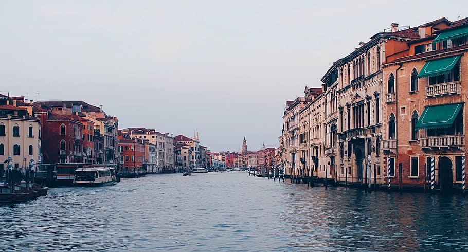 rio entre edifícios, arquitetura, construção, estrutura, canal, agua, reflexão, barco, vela, Itália