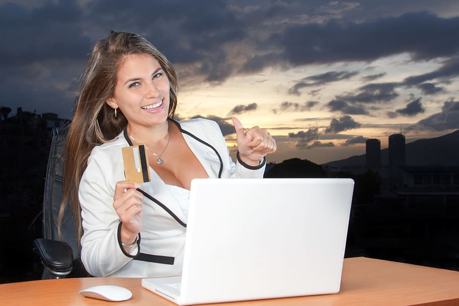 wanita, mengenakan, putih, blazer, menggunakan, macbook, kartu kredit, tangan kanan, di luar rumah, pemasaran online